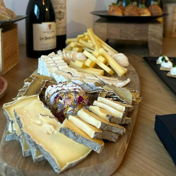 un menu d'exception veut dire des fromage d'exception. je vous propose un plateau avec 3 sort de fromage sélectionné comme sur la photo ( exemple: comté 18 mois, chèvre Saint-Maur ou bien du brie truffé)