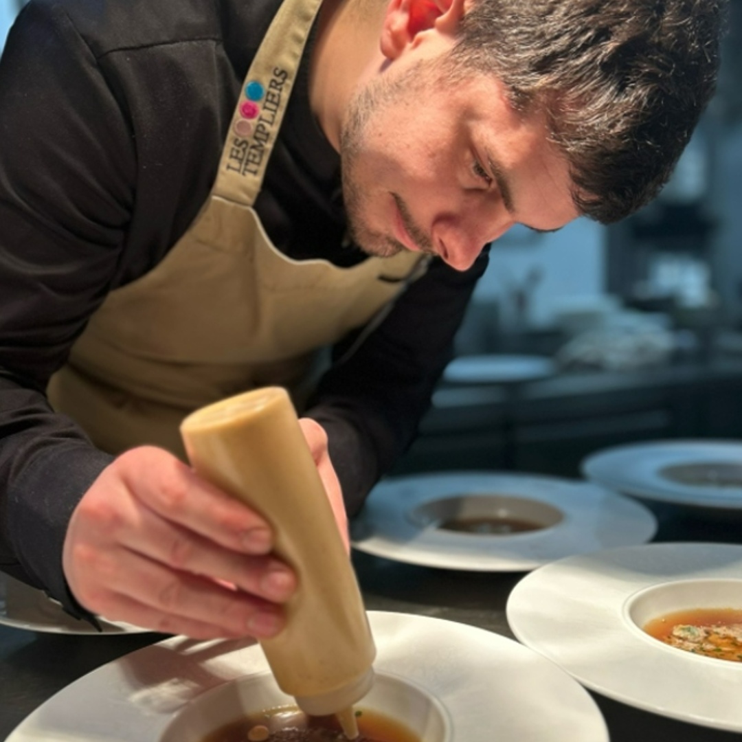 Le chef jean jerome qui est chef a domicile dans les environ de la vallée de Chevreuse, est en train de dresser un plat.