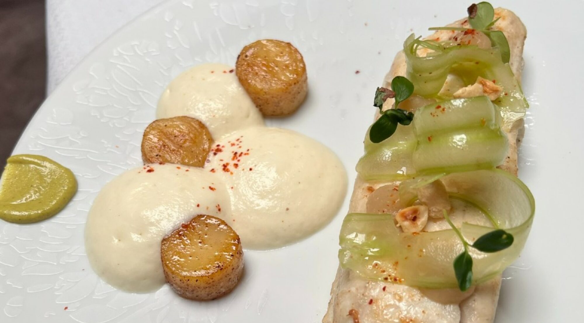 Le chef vous propose un menu d'exception en toute gourmandise pour le plat: Filet de bar accompagné d'un celeri déstructuré ( mousse de cèleri fumé au bois d'hêtre, palet de cèleri confit au beurre et cèleri branche croquant.