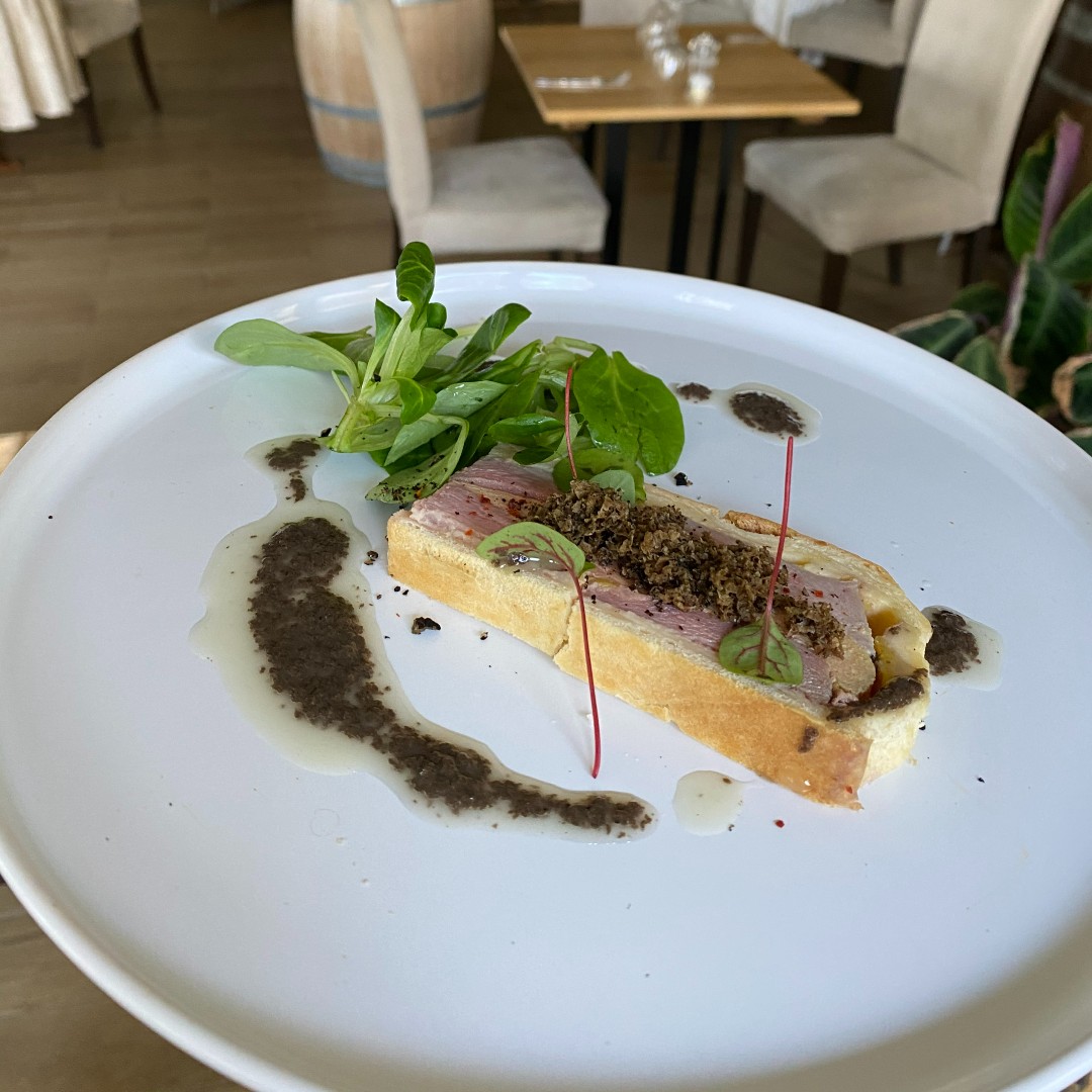 Le chef vous confectionne un menu d'exception avec une entrée / pâté croute volaille et foie gras de canard a la truffe