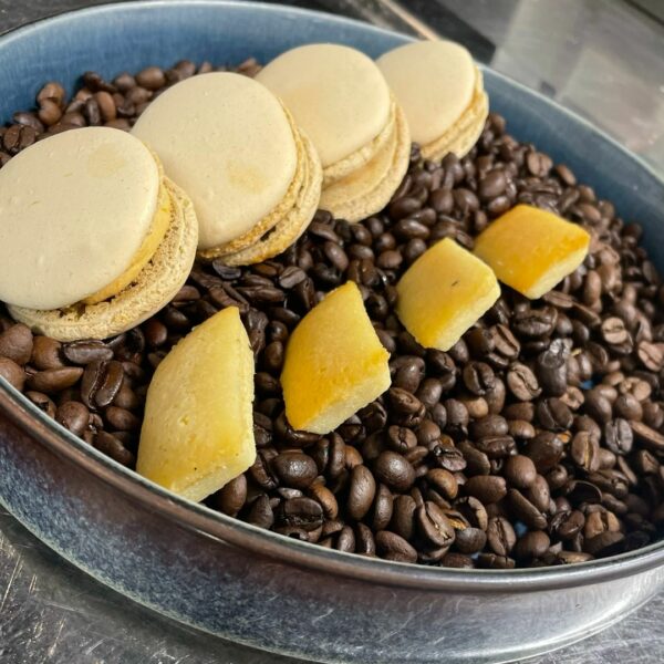 plateau de mignardise fait maison avec un macaron au jasmin et financier vanille pour un menu d'exception