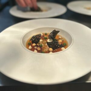 Jean JEROME a conçu cette entrée a base de langoustine en tartare et un bouillon de tête gélifier et confit d'estragon pour le plaisir d'un client amour de la mer.