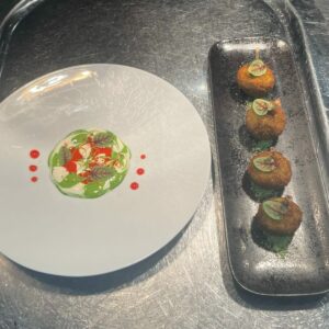 un diner de chef , pour commence en entrée : cromesquis de cuisses de grenouilles manchonnées, chapelure de persillade et sauce concentrées de poivron, ail et persil